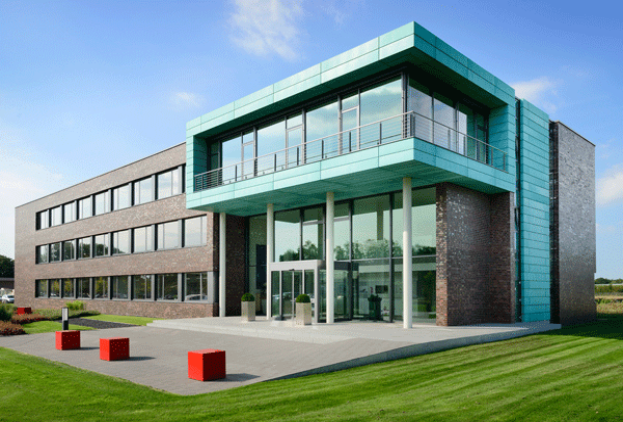 Bâtiment de l'entreprise Architekten-heroal avec un revêtement gris et turquoise