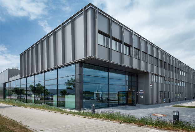 Bâtiment revêtu de panneaux « Architekten-heroal-Grau » avec une façade en verre