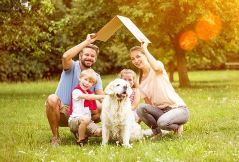 Einbruchschutz-Foerdermoeglichketien-Familie mit Hund
