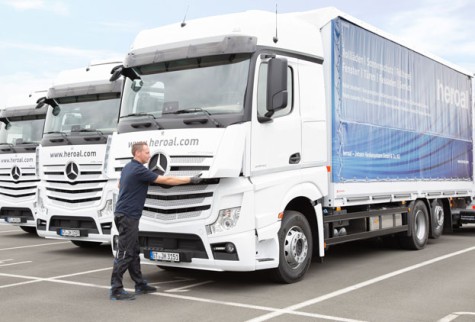 Berufserfahrene-Mitarbeiter vor heroal LKWs