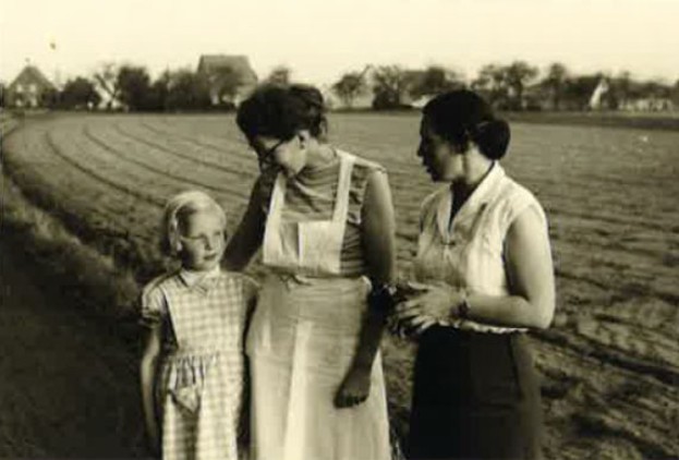 Unternehmenshistorie-Foto von Dr. Vera Schoene als Maedchen mit zwei Frauen