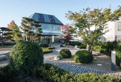 Das heroal Verwaltungsgebäude bei Tag